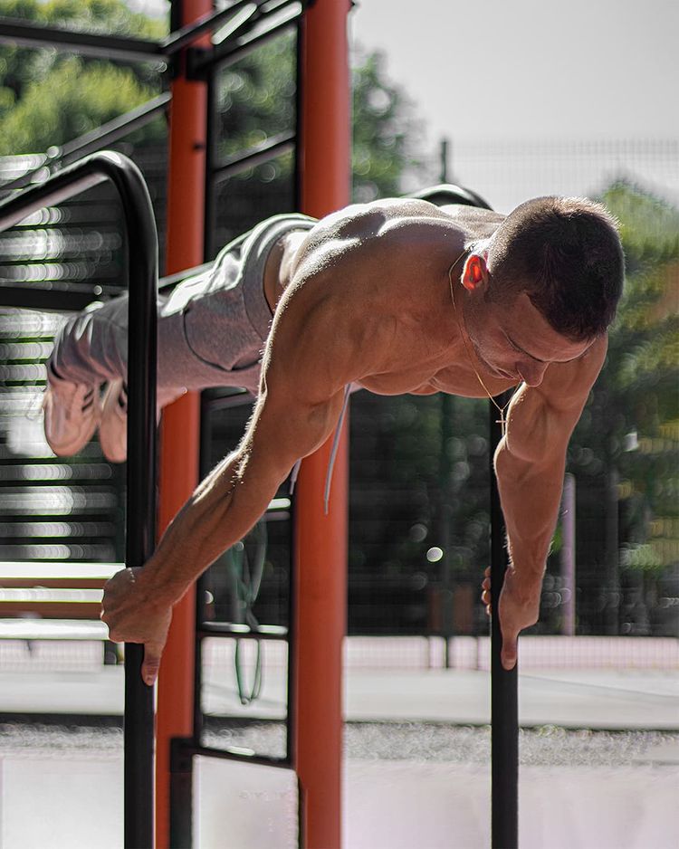 planche on vertical bars